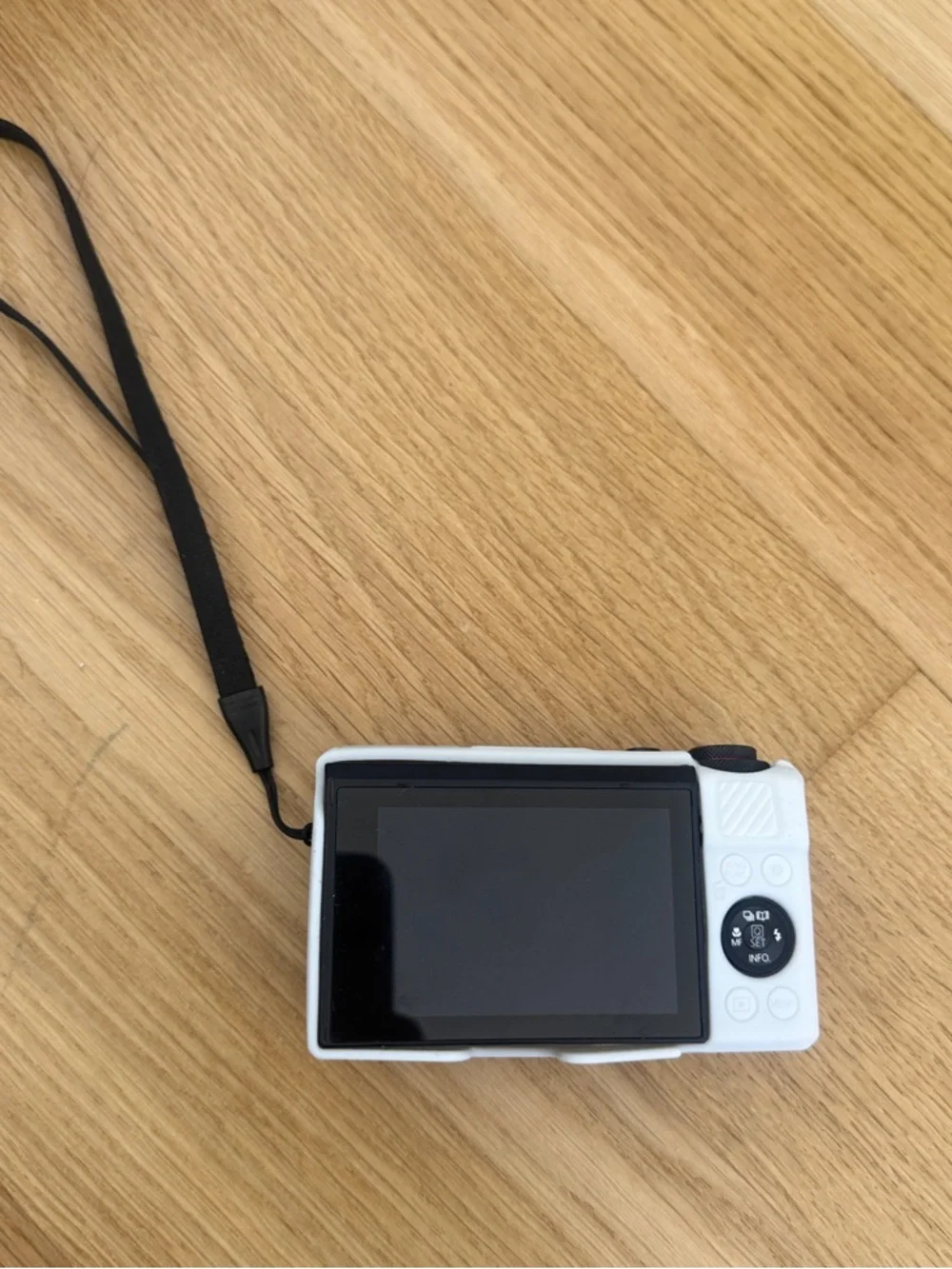 Canon G7X Mark ii with White Camera Case with Black Lens and Strap